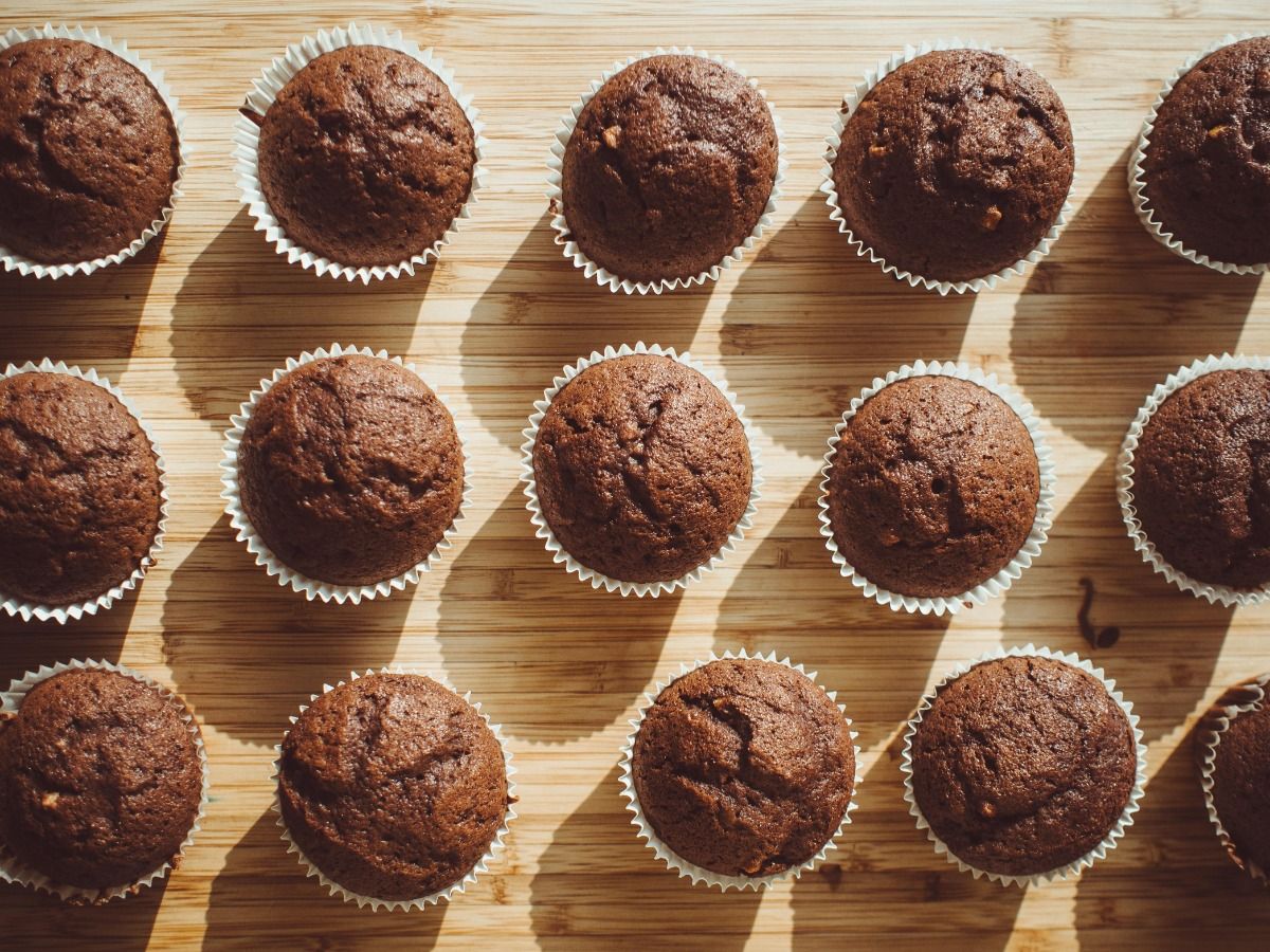 Chocolate muffins on wooden table - Restaurant marketing ideas: how to attract new customers to your restaurant - Image