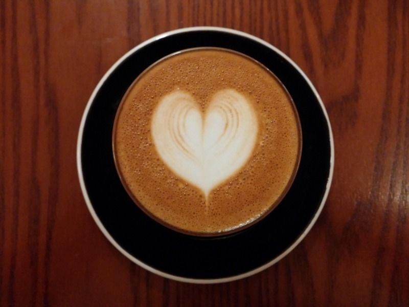 Top view of a cup of coffee on a wooden table - A brief guide on color theory for designers - Image